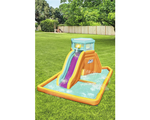Aufblasbare Wasserrutsche mit Pool auf einer Rasenfläche