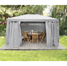 Pavillon mit Vorhängen und Gartenmöbeln auf einer Terrasse im Garten