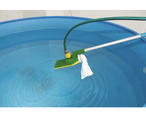 Aspirateur de bassin avec tuyau et manche télescopique en cours d''utilisation dans un bassin bleu