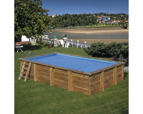 Piscine hors sol avec revêtement en bois et couverture de piscine dans le jardin