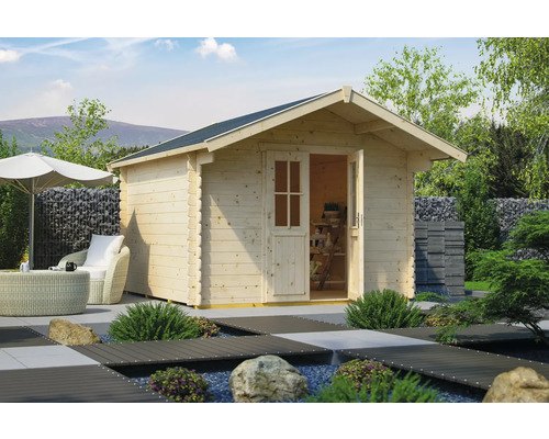 Blockbohlenhaus SKAN HOLZ Faro mit Fußboden 340 x 300 cm natur Holz Gartenhaus mit geöffneter Tür in einer Gartenszene