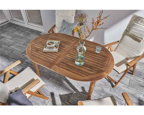 Ovaler Gartentisch aus Holz mit vier Stühlen und Dekoration
