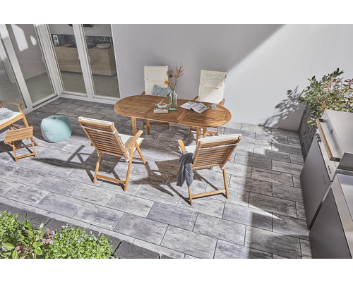 Terrasse mit Holztisch, Stühlen und Steinboden