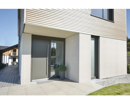 Modernes Haus mit Haustür und Fenster