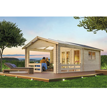 Maison de jardin en bois avec terrasse, chaise longue et éclairage dans le jardin