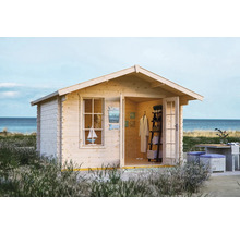 Maison de jardin en bois avec porte ouverte, fenêtre et décoration maritime installée sur la plage.