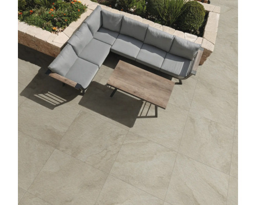 Groupe de salon de jardin avec table et carreaux de sol à l''extérieur