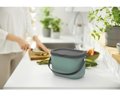 Komposteimer mit Deckel auf einer Küchentheke