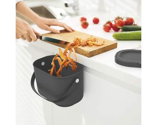 Scène de cuisine avec poubelle à suspendre à un tiroir ou une porte d''armoire