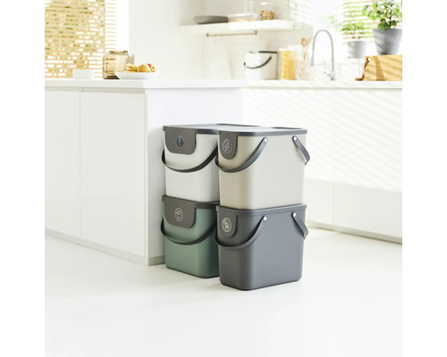 Quatre poubelles de différentes couleurs avec couvercle et poignée