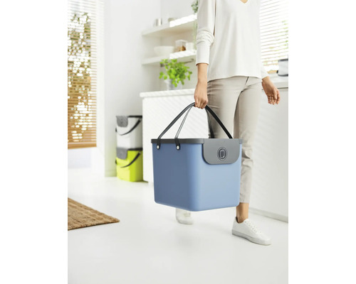 Femme portant un panier à linge dans la salle de bain