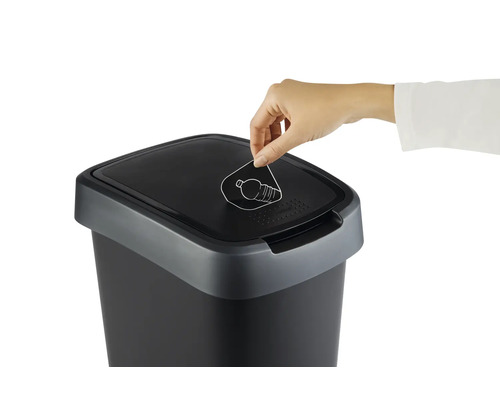 Abfalleimer mit Recycling Symbol und Hand