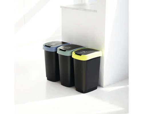 Trois poubelles noires avec couvercles colorés pour le tri des déchets