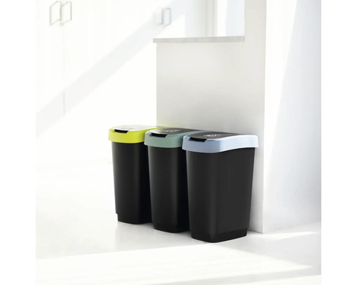 Trois poubelles à pédale noires avec couvercles colorés pour le tri des déchets
