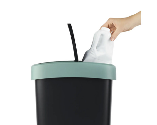 Poubelle avec couvercle pivotant et main jetant un bidon de lait