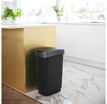 Poubelle en plastique dans une cuisine lumineuse