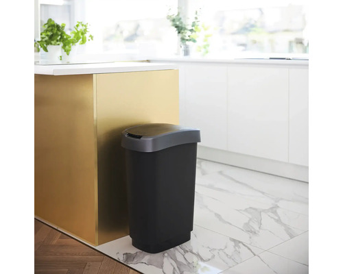 Poubelle en plastique dans une cuisine lumineuse