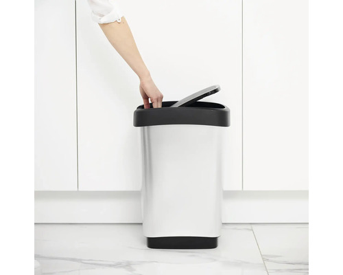 Person öffnet Abfalleimer mit Deckel