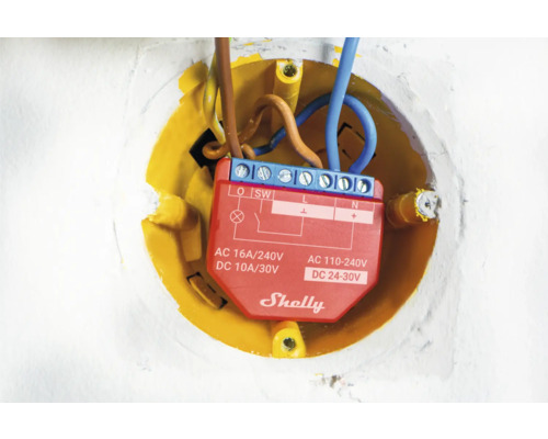 Logo Shelly dans un boîtier d''encastrement jaune avec des câbles