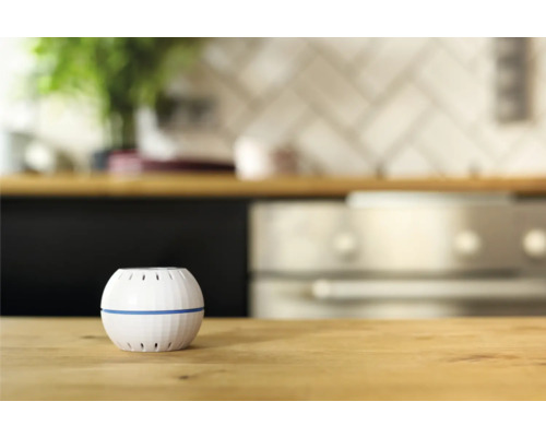 Désodorisant d''ambiance sur une table en bois dans la cuisine