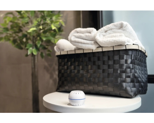 Paniers de rangement décoratifs avec textiles dans la salle de bain