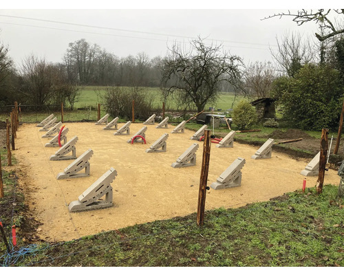 Bauplatzvorbereitung mit Betonfundamenten für ein Gartenprojekt im Aussenbereich.