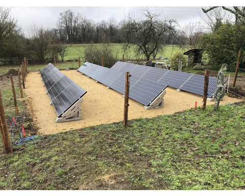 Im Freien installierte Solarpanelanlage auf Betonfundamenten