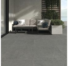 Carrelage de terrasse gris sur une terrasse avec mobilier de jardin