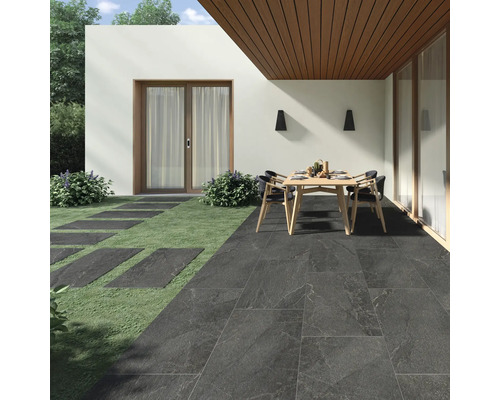Dalle de terrasse en grès cérame fin FLAIRSTONE Canyon Black bord rectifié 120 cm x 60 cm x 2 cm Terrasse avec carrelage de sol, table de jardin et chaises de jardin