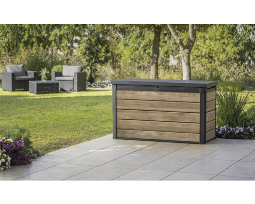 Gartenbox aus Holz und Kunststoff auf einer Terrasse