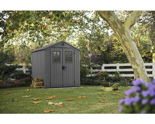 Garten mit Gerätehaus, Holzzaun und Baum