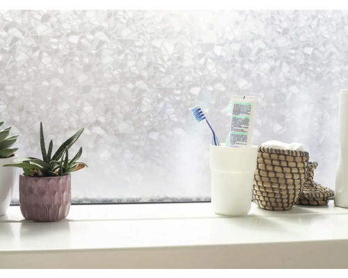 Dekorfolie mit Pflanzen, Zahnbürste und Kosmetikartikeln auf einem Fensterbrett
