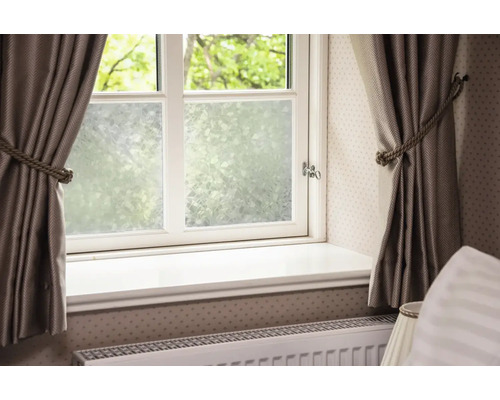 Fenster mit Sichtschutzfolie und Gardinen