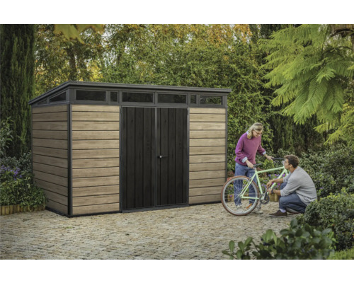 Gartenschrank mit Pultdach, Holzwand und einem Paar Personen mit einem Fahrrad im Garten