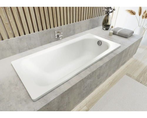 Baignoire intégrée dans une salle de bains claire