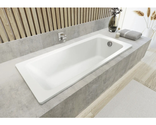 Eingebaute Badewanne in einem Badezimmer mit Holzdetails und grauen Fliesen.