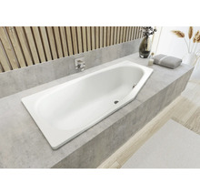 Eingebaute Badewanne in einem hellen Badezimmer