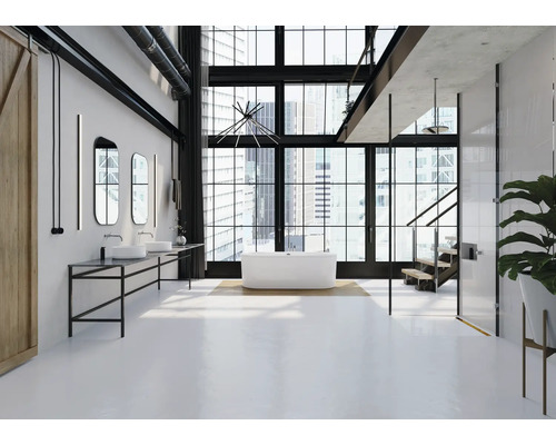 Helles Badezimmer mit Doppelwaschbecken, Badewanne und großem Fenster