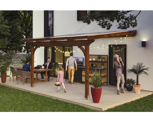 Terrasse couverte avec mobilier de jardin, barbecue et pots de fleurs adossée à une maison