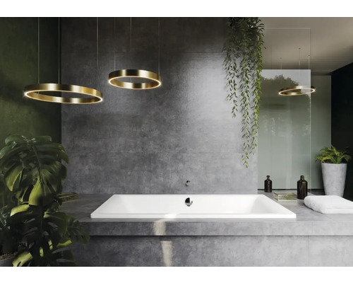 Modernes Badezimmer mit freistehender Badewanne und ringförmigen Hängeleuchten