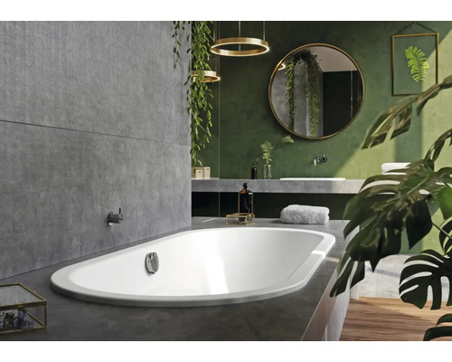 Modernes Badezimmer mit Badewanne, Waschtisch und Dekorationen