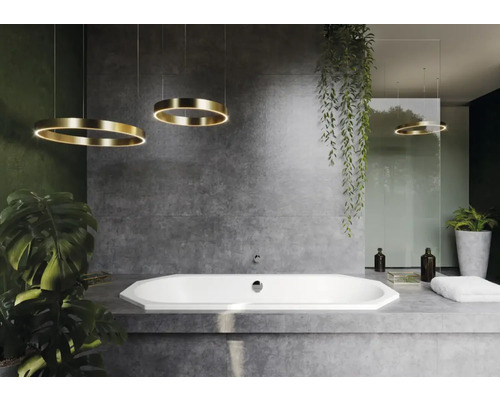 Modernes Badezimmer mit freistehender Badewanne, Pflanzen und ringförmigen Lampen