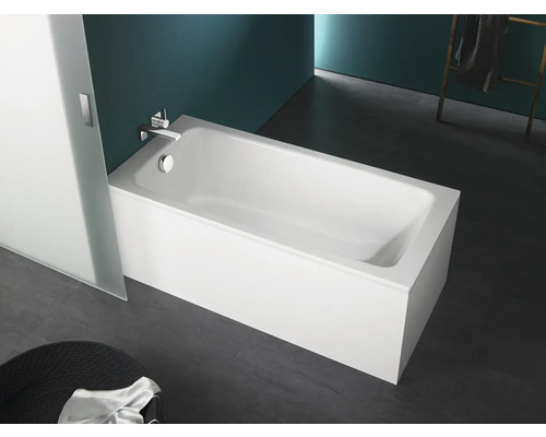 Rechteckige Badewanne im Badezimmer