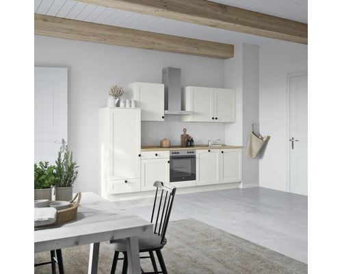Cuisine claire avec table à manger et chaise dans une pièce.