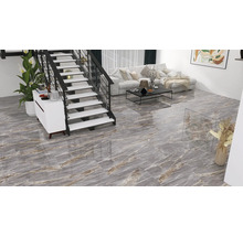 Salon lumineux avec escalier et carrelage imitation marbre