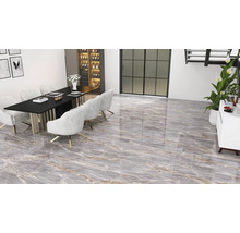 Intérieur avec des carreaux gris grand format aspect marbre, coin repas avec table et chaises