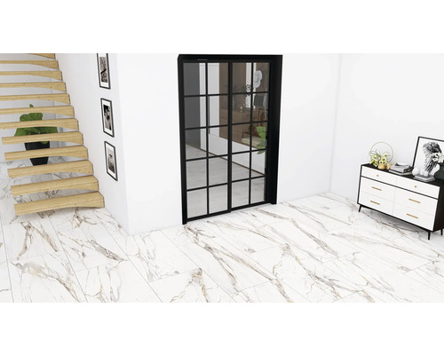 Pièce lumineuse avec escalier, porte coulissante et commode