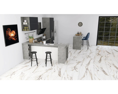 Cuisine lumineuse avec kitchenette, tabourets de bar et sol en marbre