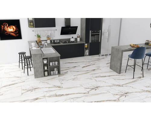 Cuisine claire avec kitchenette, table de bar, tabourets de bar et carrelage imitation marbre.