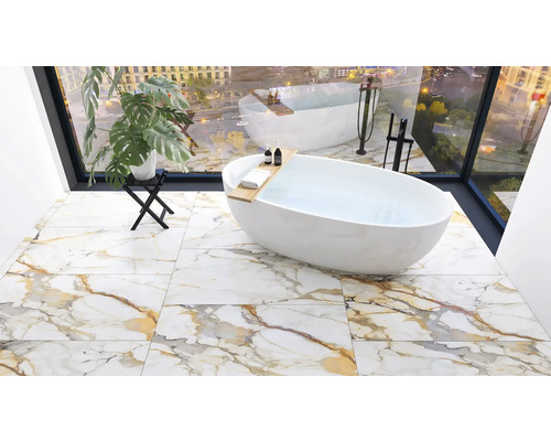 Badezimmer mit freistehender Badewanne und Bodenfliesen in Marmoroptik